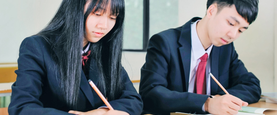 勉強する学生